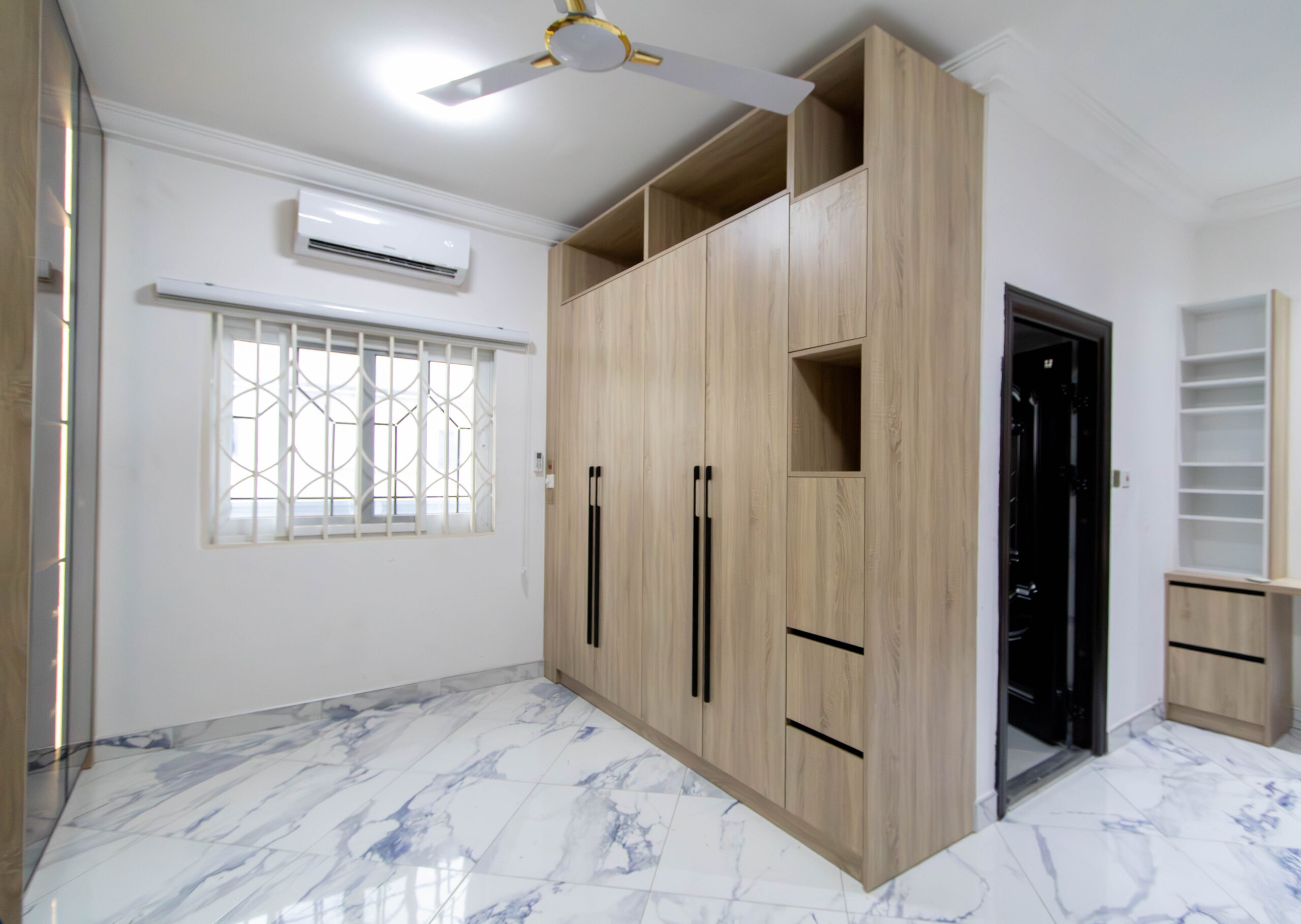 Walk-In Wardrobe vs. Built-In Wardrobe